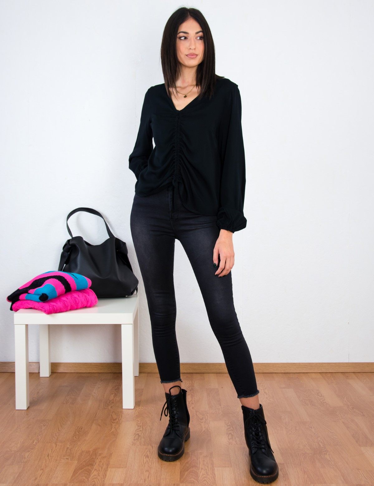 Γυναικεία μαύρη μπλούζα με σούρα 2210043B
